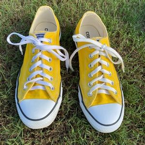 Yellow low top converse All Star
